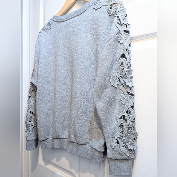 Mercer & Madison Grey Floral Crochet Sleeve Sweatshirt Top. S. HP! - Picture 4 of 13